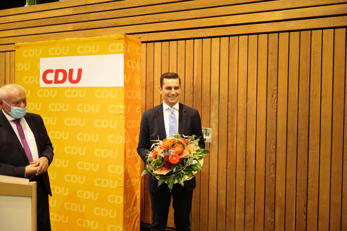 Der stellvertretende CDU Kreisvorsitzende Joachim Kößler MdL gratulierte Nicolas Zippelius nach dessen Nominierung zum Bundestagskandidaten der CDU (Foto: Tobias Walter)