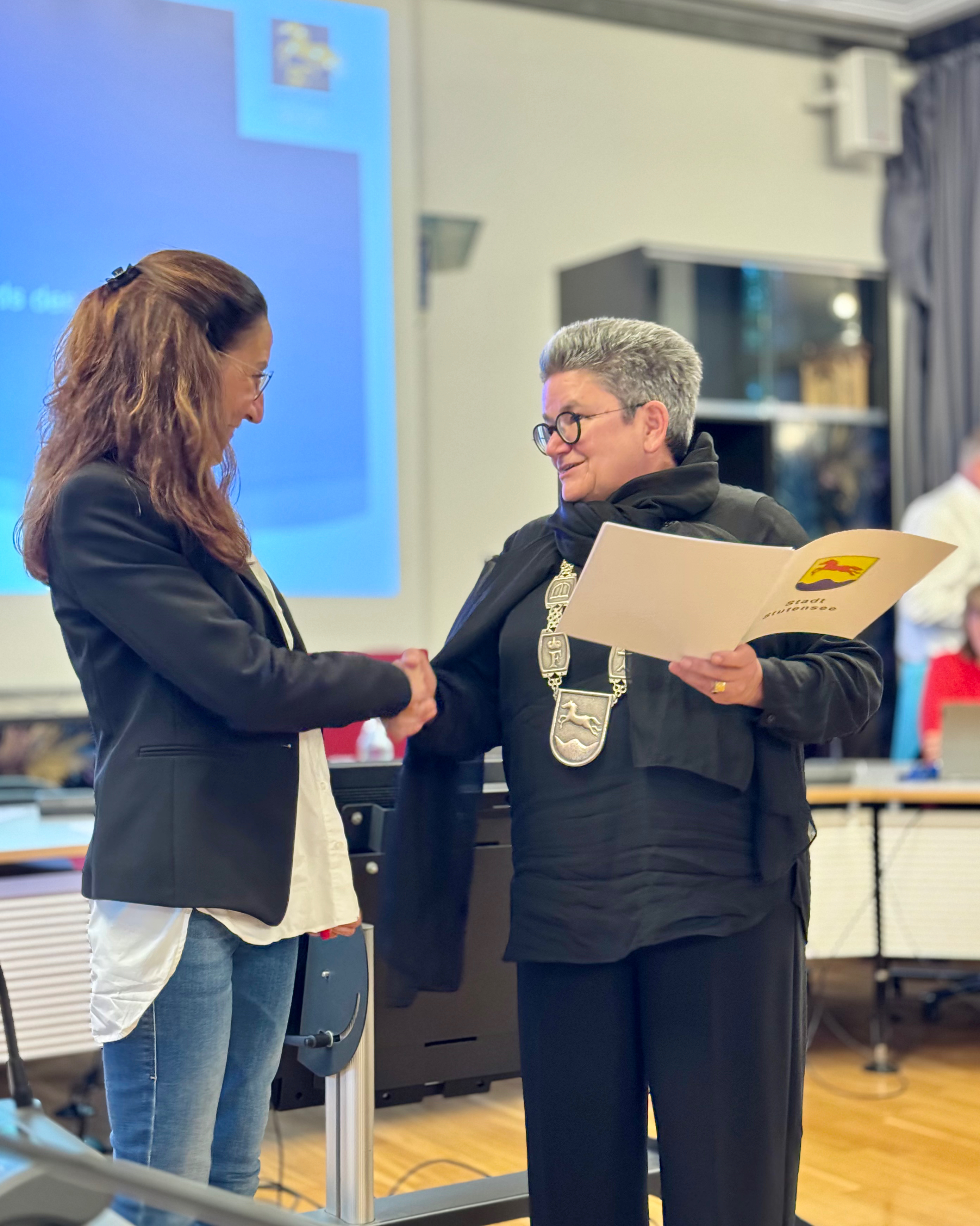 Die neue Stadtrtin Monika Knapp wird von Oberbrgermeisterin Becker vereidigt. 